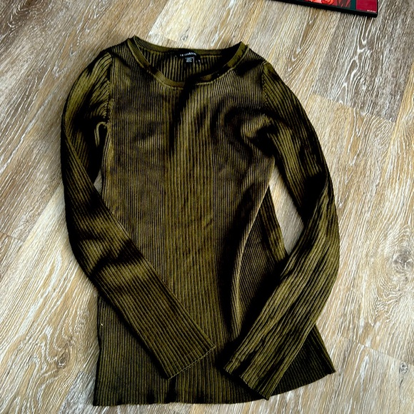 Gorgeous dark green woman’s comfortable flattering top - Picture 1 of 3